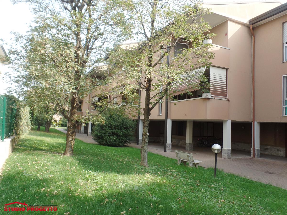 Appartamento trilocale e servizi con cantina e ampio box in vendita a Seregno (MB) 1